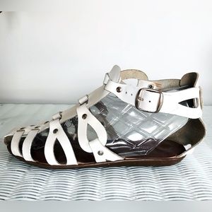 Neiman Marcus 90's White leather Silver stud Fisherman flat sandal 7 1/2 medium